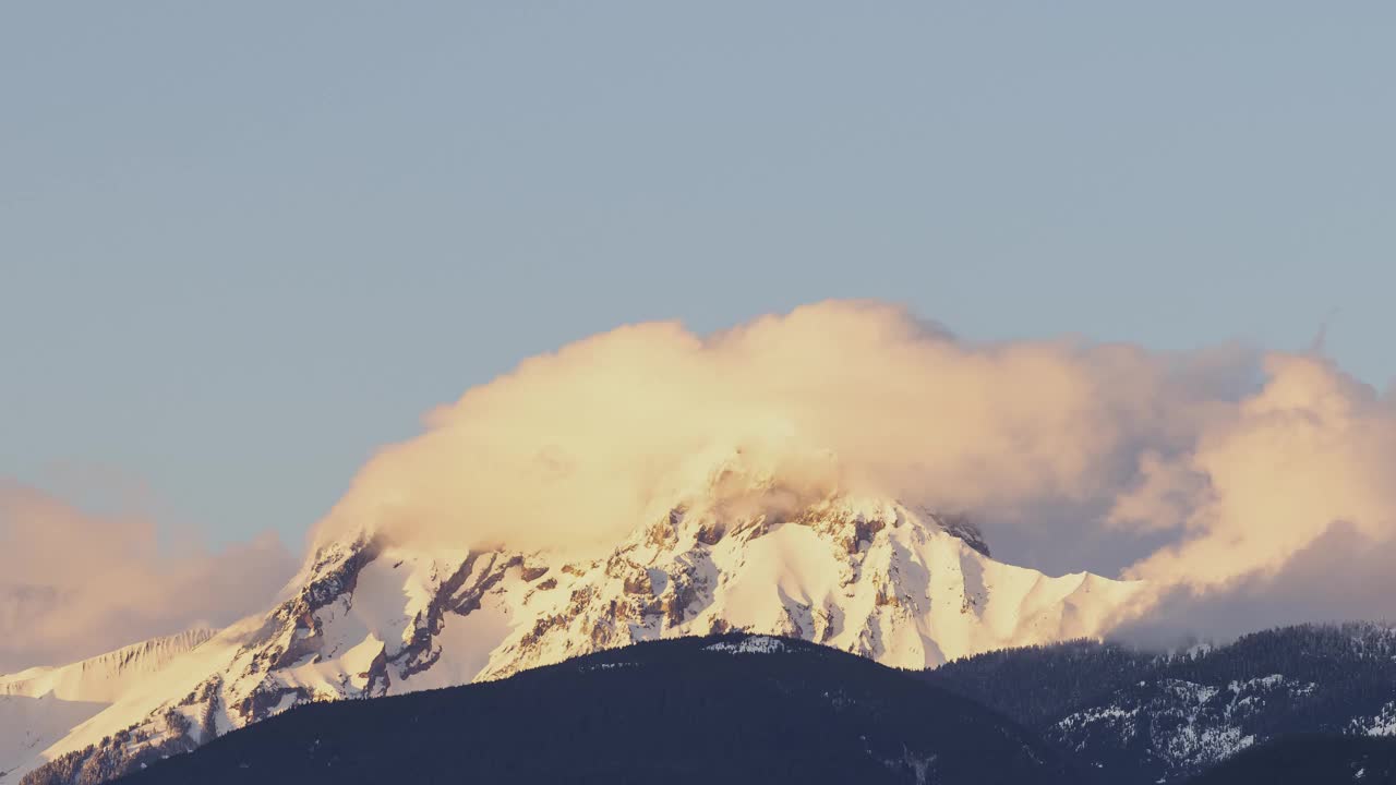 加拿大山地景观覆盖在云的时间推移视图。视频素材