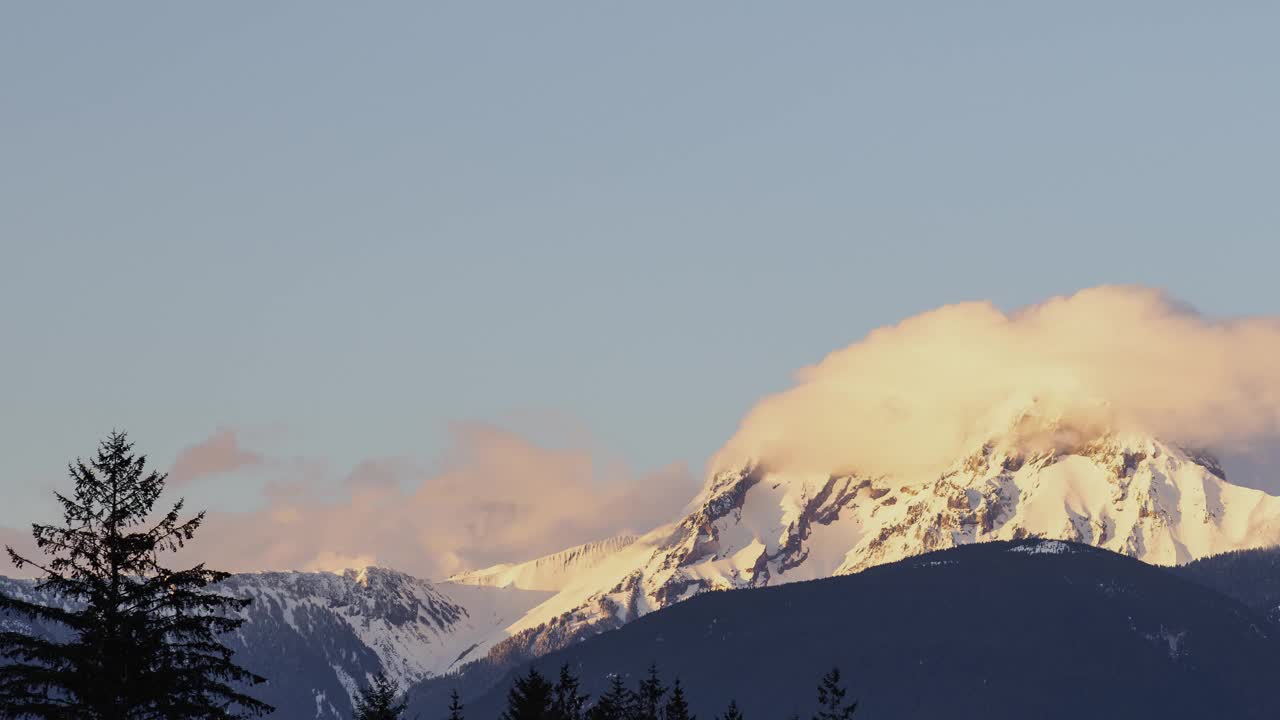 加拿大山地景观覆盖在云的时间推移视图。视频素材