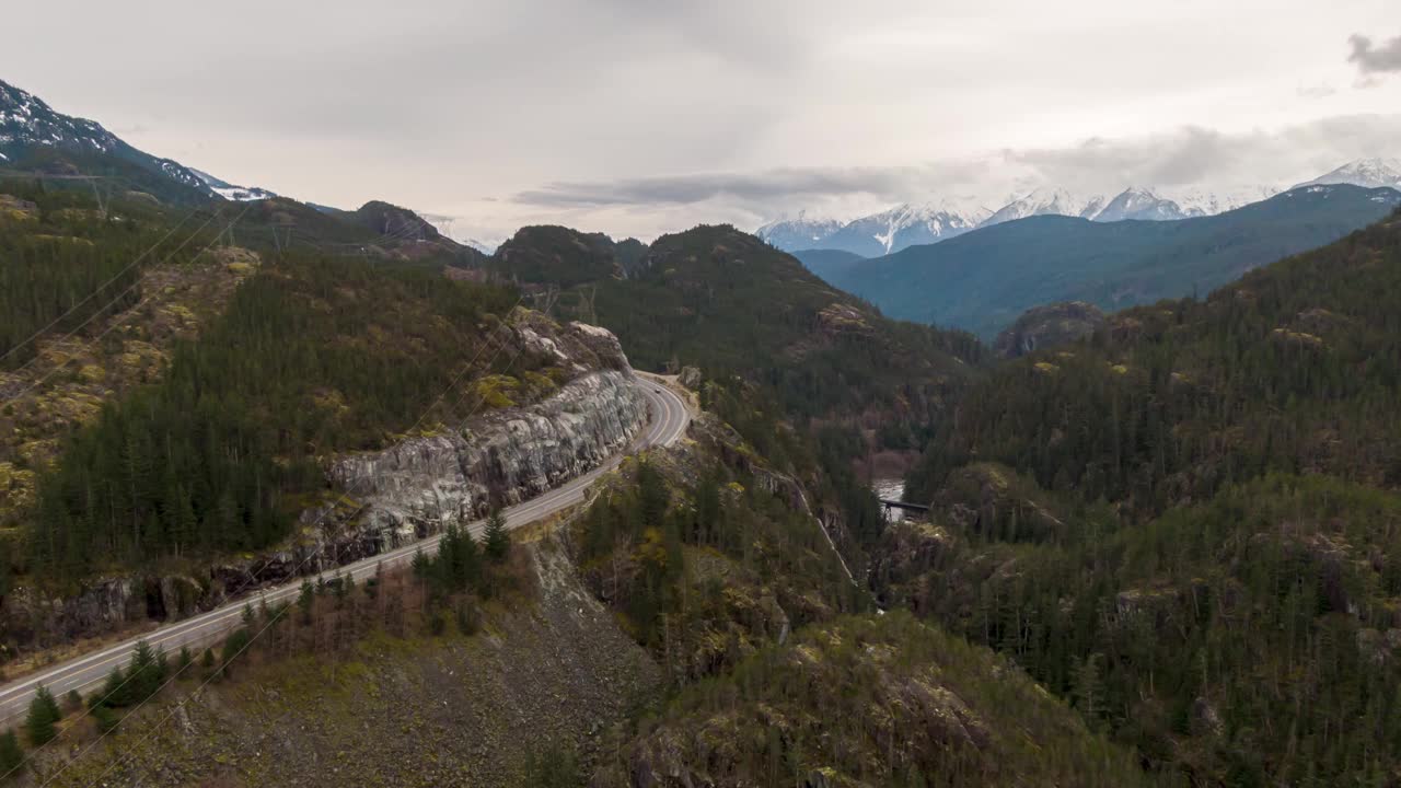 在多云的春天，航拍的海天高速公路视图。视频素材