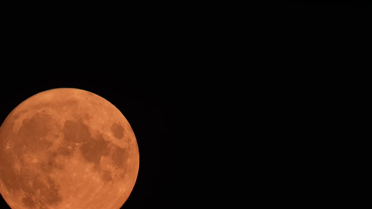 满月划过夜空。视频素材