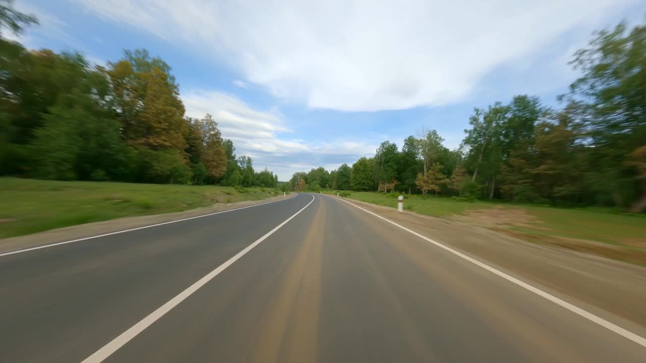 道路漫长，路面坚硬。这条路线在茂密的森林和群山中。长途旅行，客运。在运动。视频素材