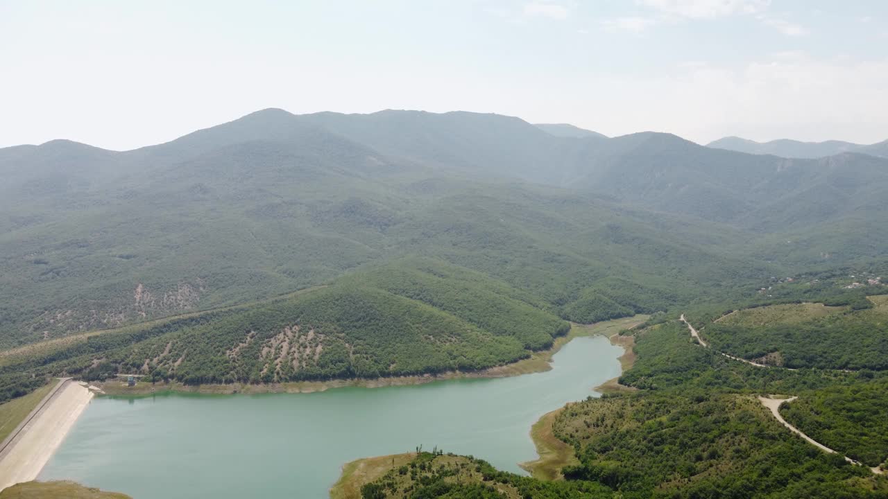 绿色的群山和空中的湖景。来自四轴飞行器的视频视频素材