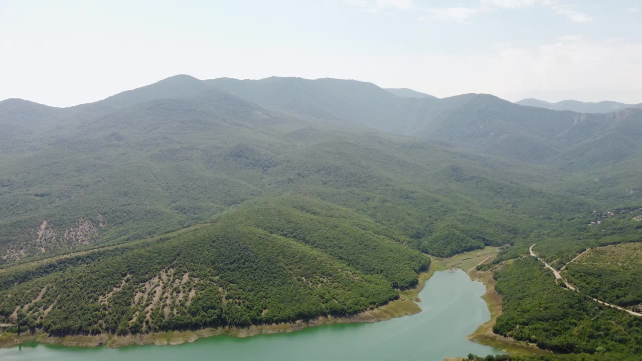 绿色的群山和空中的湖景。来自四轴飞行器的视频视频素材