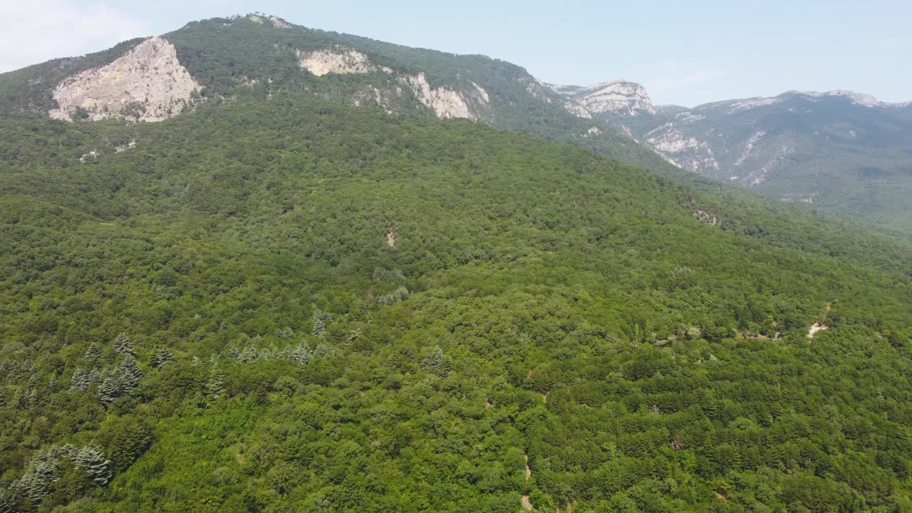 从空中看青山绿水。来自四轴飞行器的视频视频素材