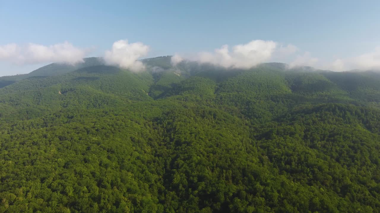 从空中看青山绿水。来自四轴飞行器的视频视频素材