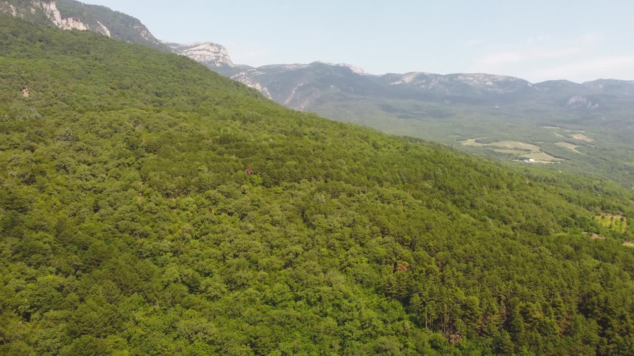 从空中看青山绿水。来自四轴飞行器的视频视频素材