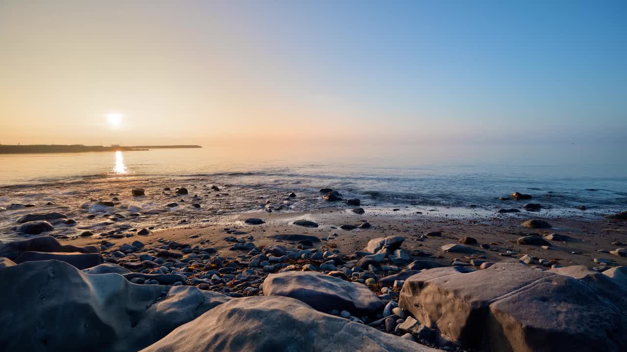 海岸的日落和日出在单一的时间流逝视频素材