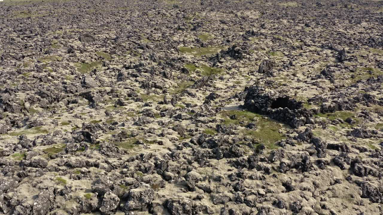 鸟瞰熔岩场和引人注目的山脉视频素材