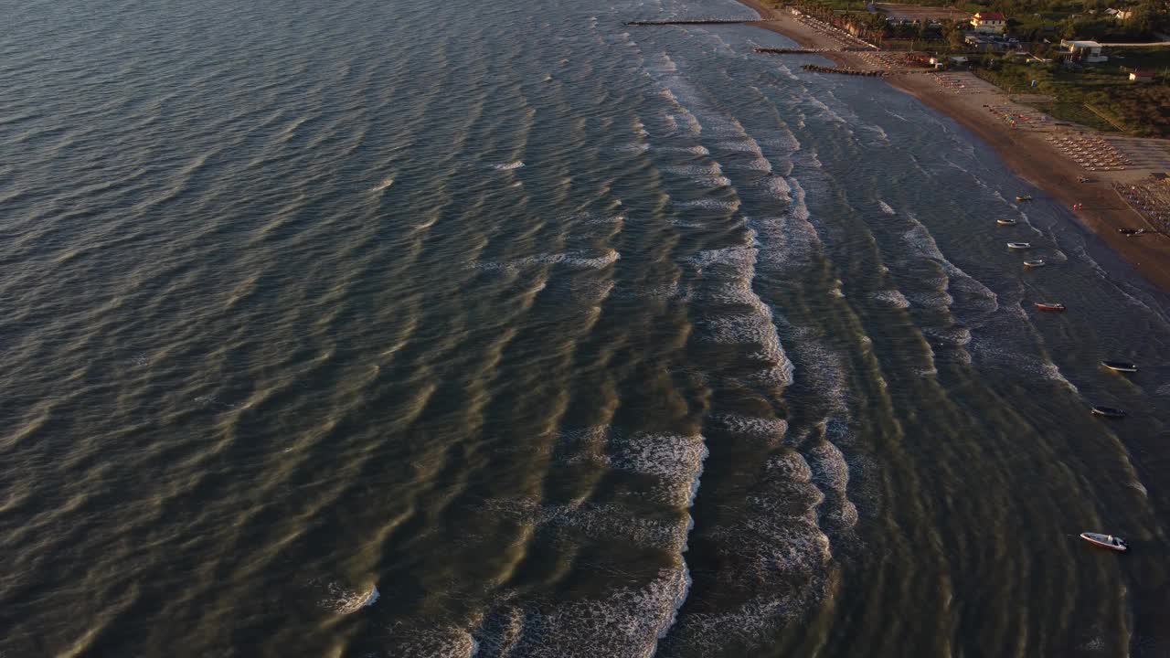 柔和的海浪拍打在沙滩上视频素材