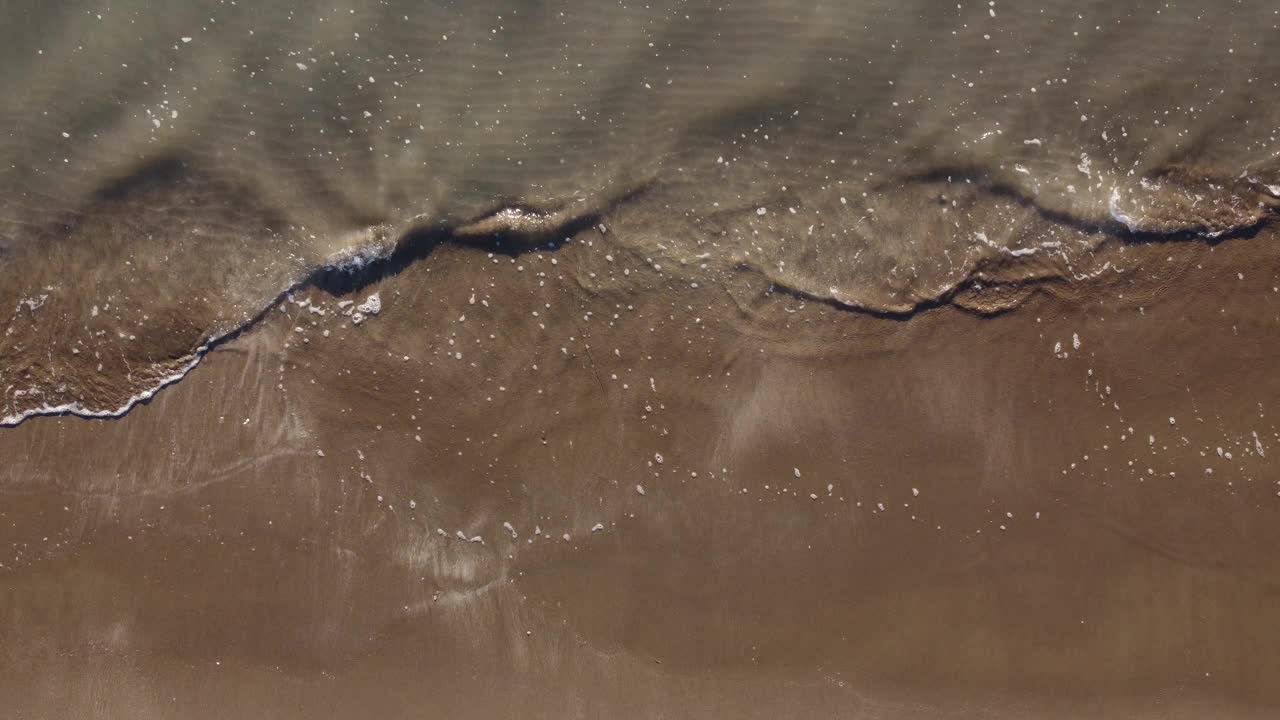 纹理波浪沙滩的俯视图。视频素材