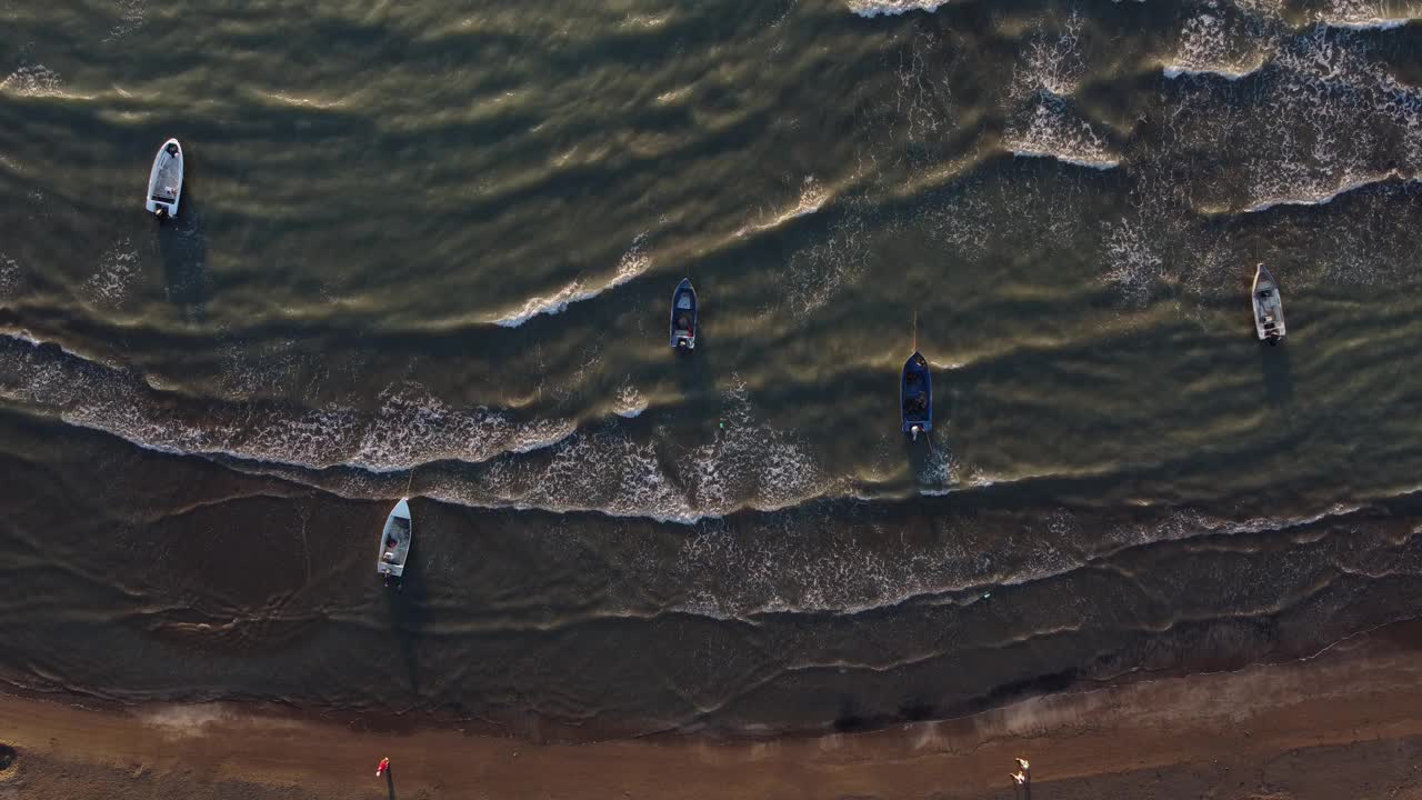 柔和的海浪拍打在沙滩上视频素材