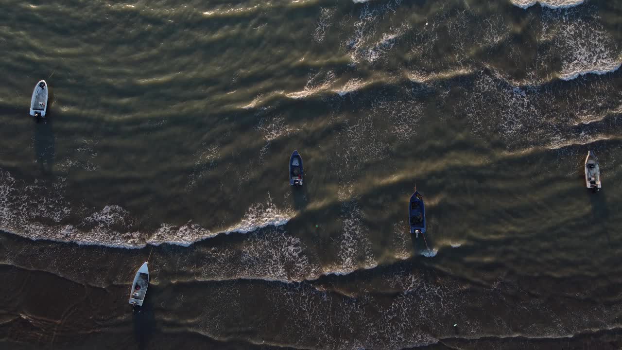 纹理波浪沙滩的俯视图。视频素材