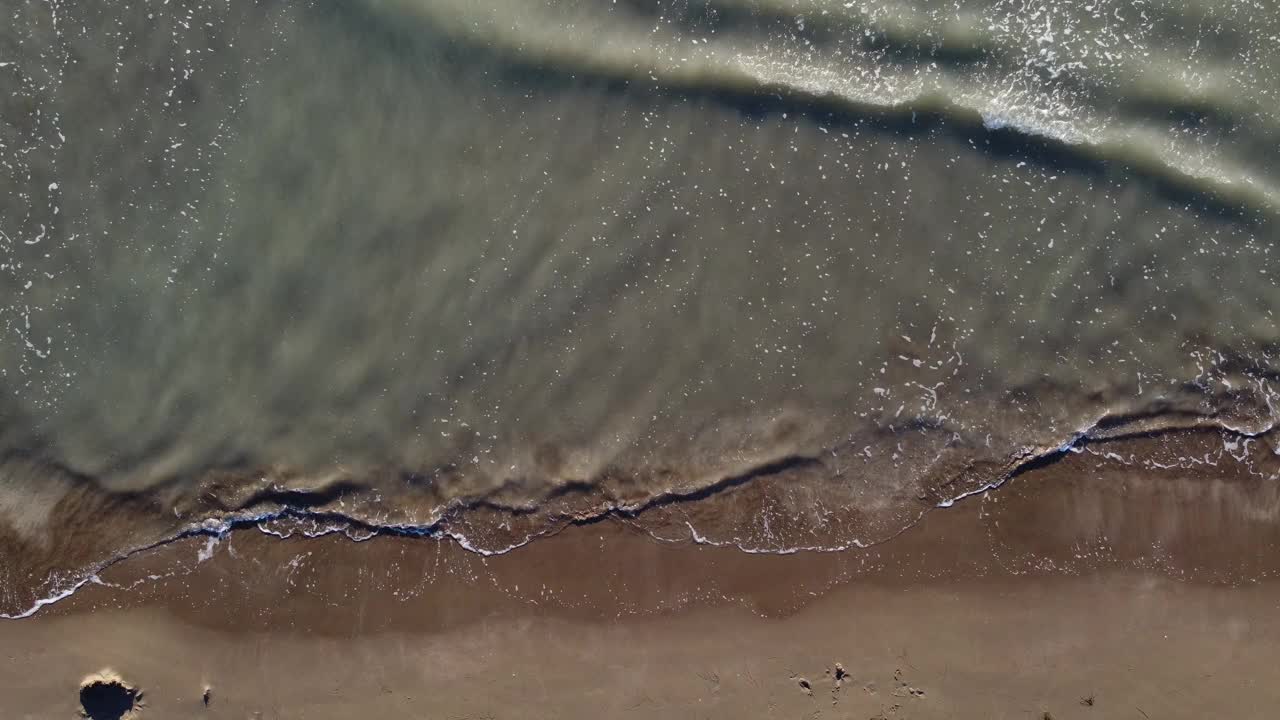 柔和的海浪拍打在沙滩上视频素材