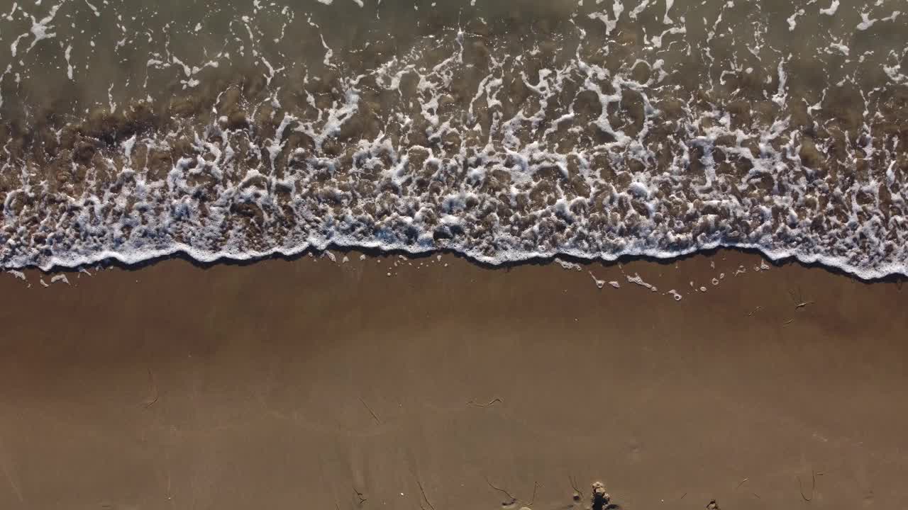 柔和的海浪拍打在沙滩上视频素材