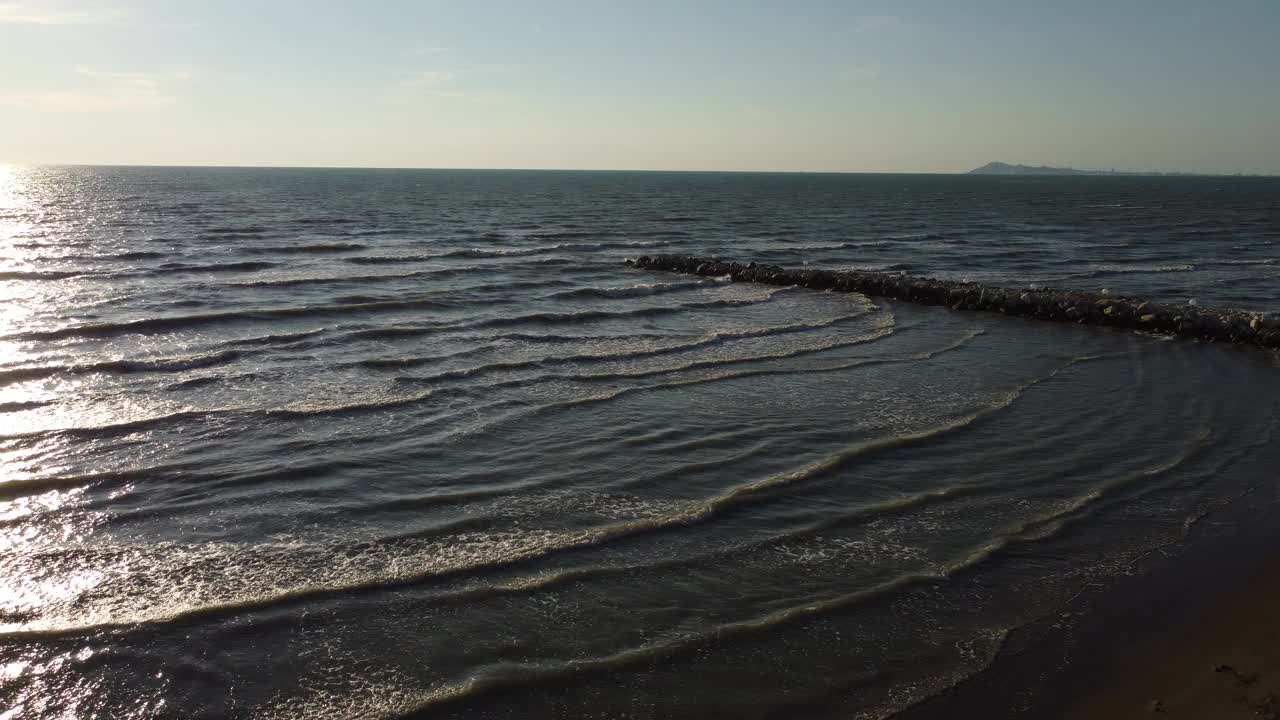 柔和的海浪拍打在沙滩上视频素材