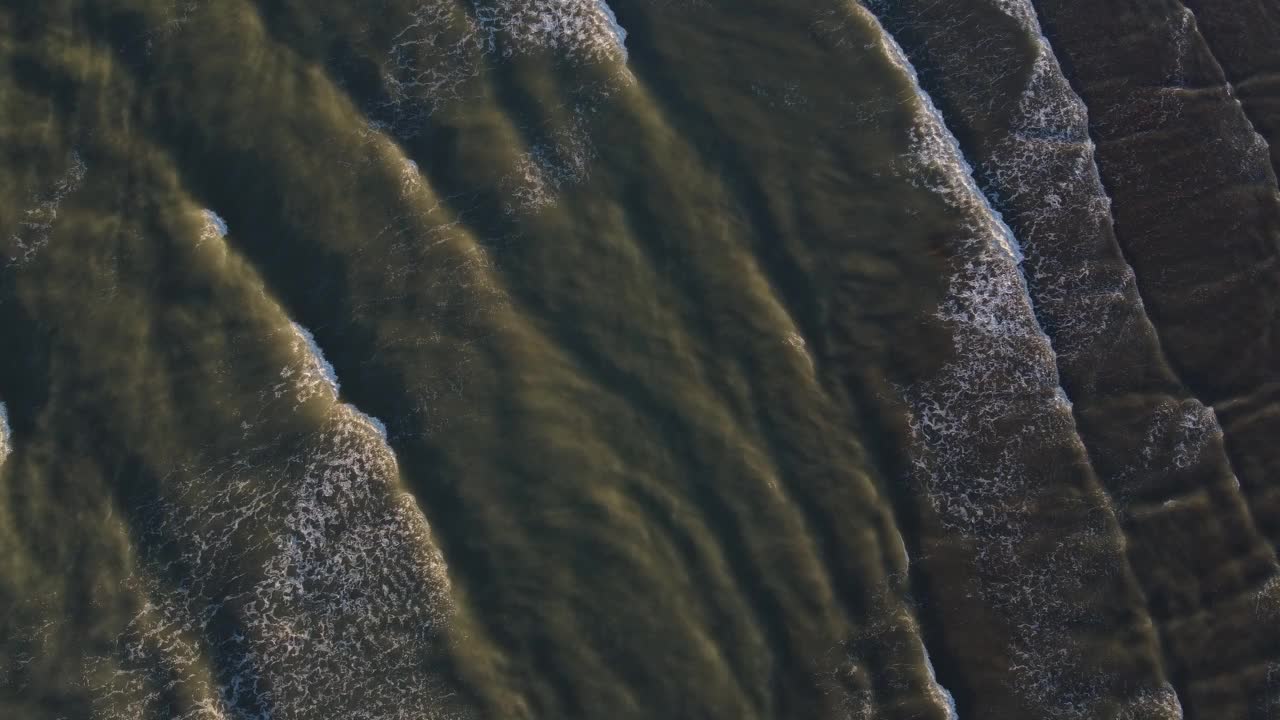 纹理波浪沙滩的俯视图。视频素材