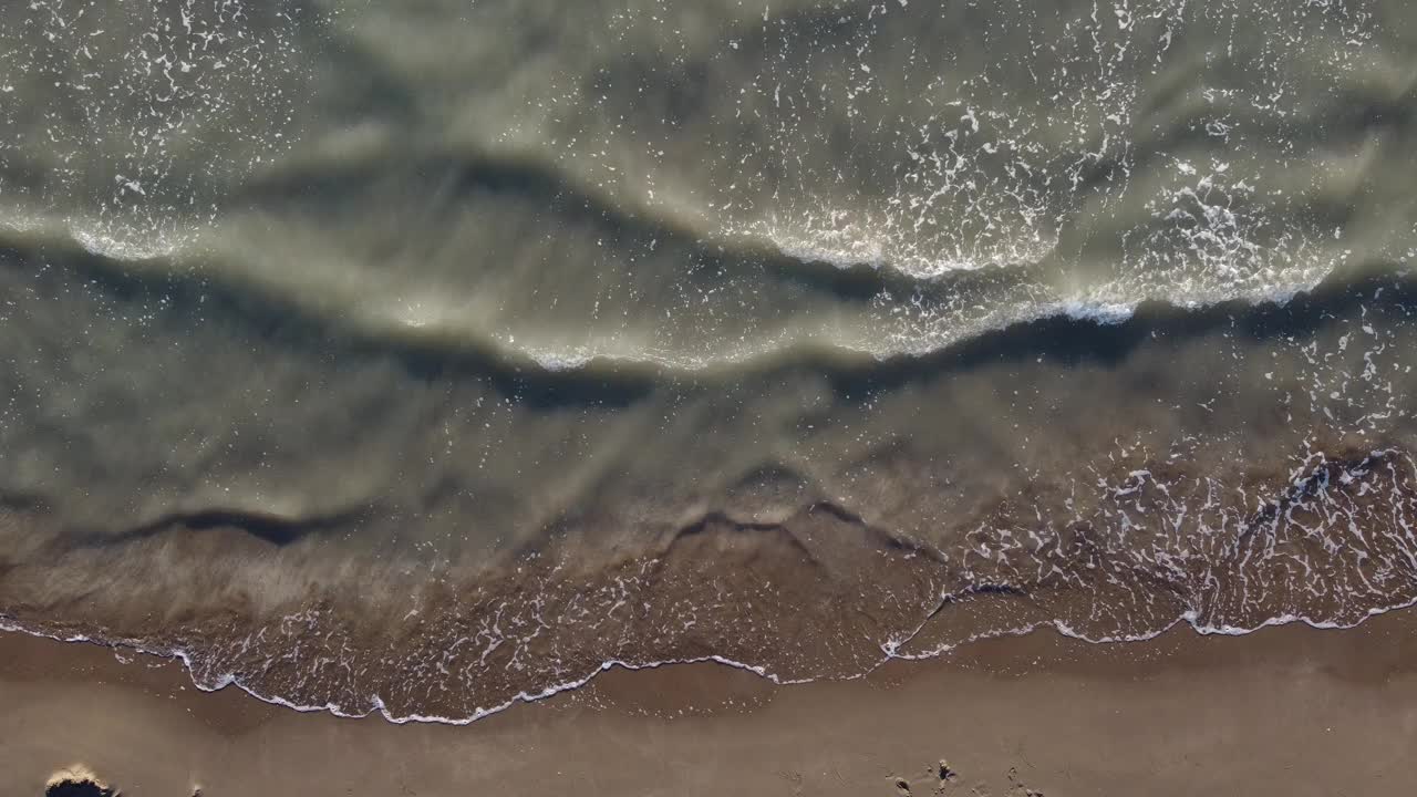 纹理波浪沙滩的俯视图。视频素材