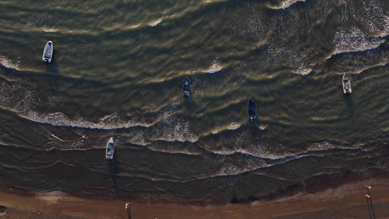 柔和的海浪拍打在沙滩上视频素材