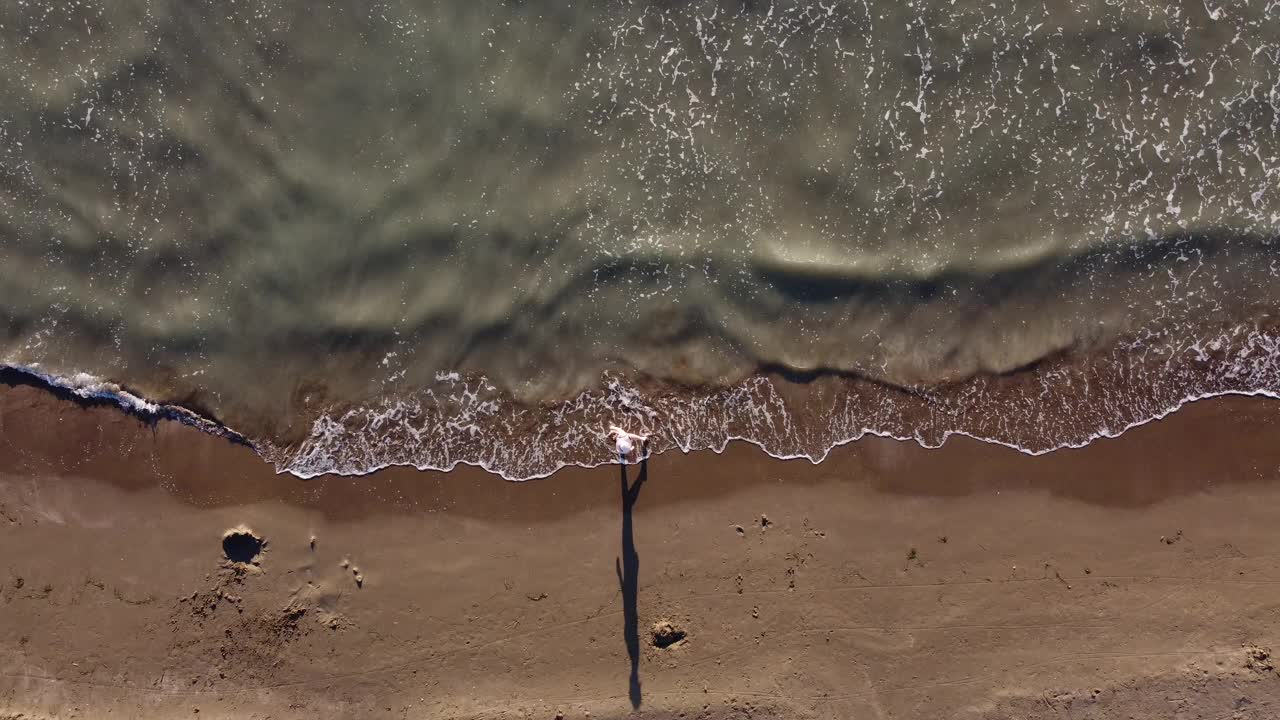 柔和的海浪拍打在沙滩上视频素材