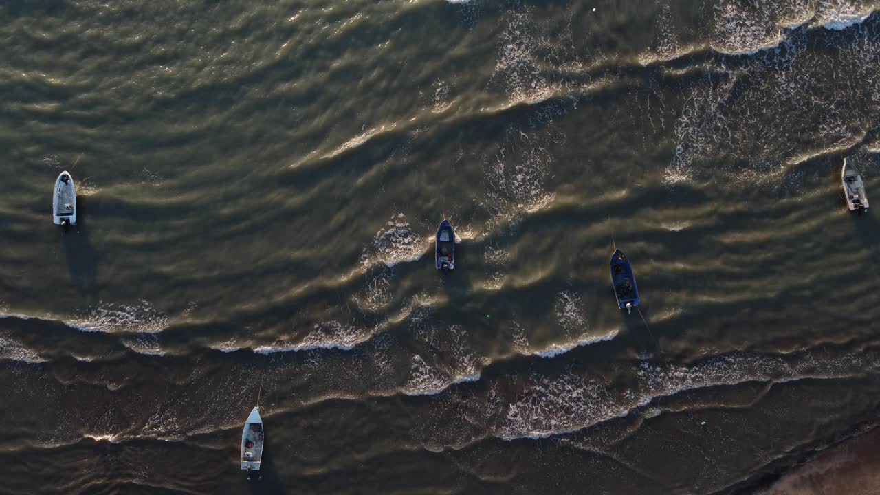 柔和的海浪拍打在沙滩上视频素材