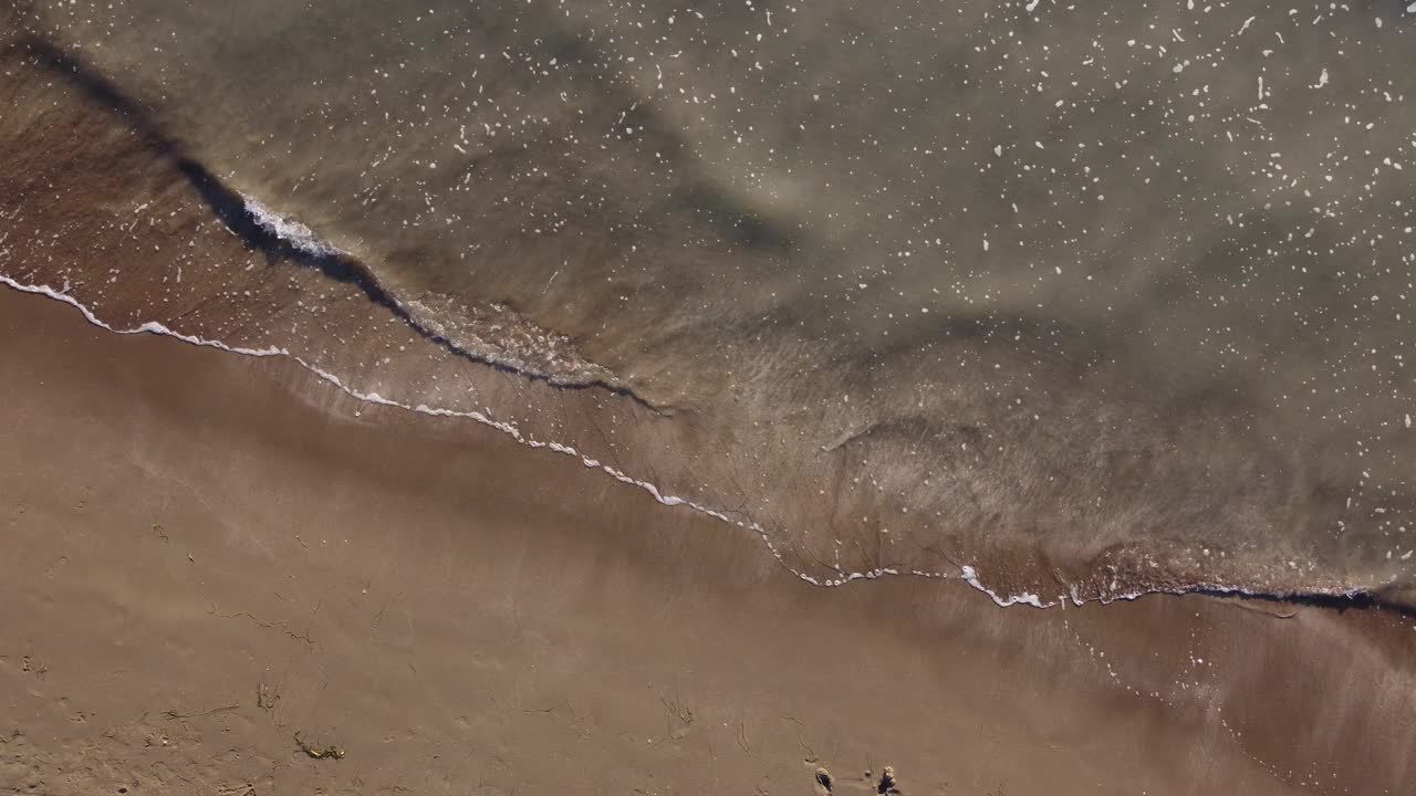 纹理波浪沙滩的俯视图。视频素材