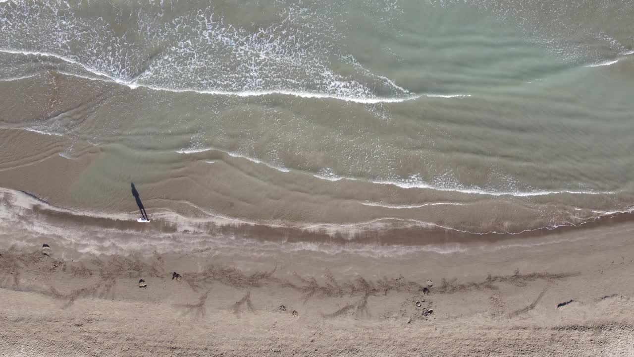 柔和的海浪拍打在沙滩上视频素材