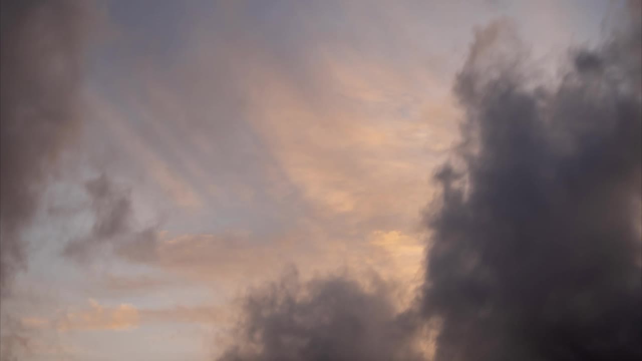 令人惊叹的自然云景时间流逝云在坏天气时间天气完美的数字电影构图背景时间流逝云在黑暗的天空快速移动视频素材