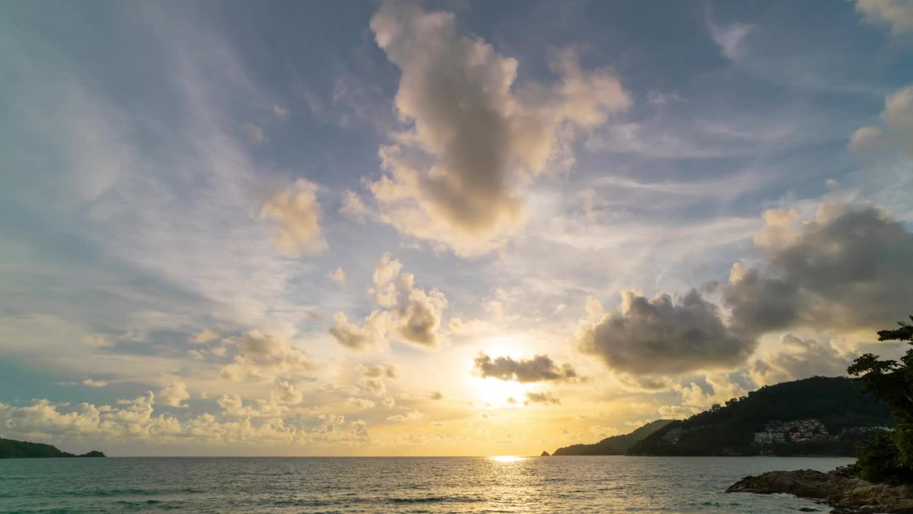 令人惊叹的自然云景时间流逝云在坏天气时间天气完美的数字电影构图背景时间流逝云在黑暗的天空快速移动视频素材