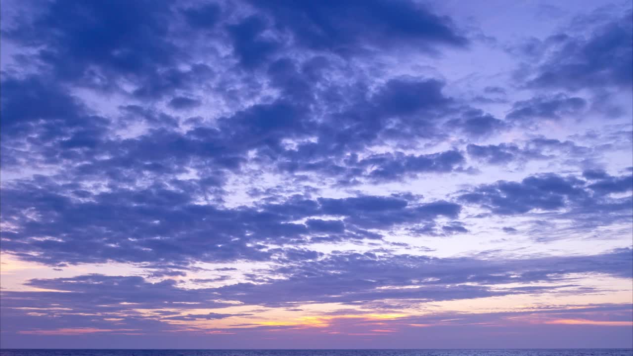 令人惊叹的景观，自然的光，壮丽的云在日落或日出天空时间流逝视频素材