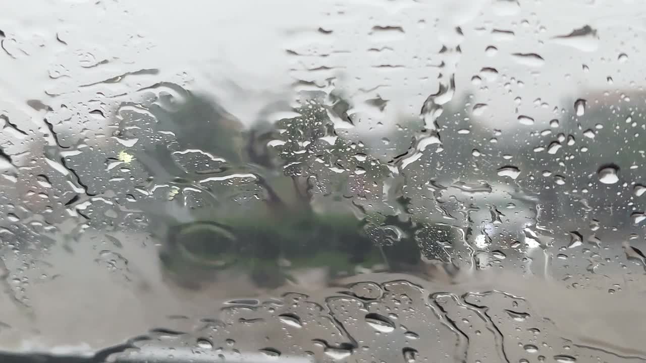 雨点落在车窗上视频下载