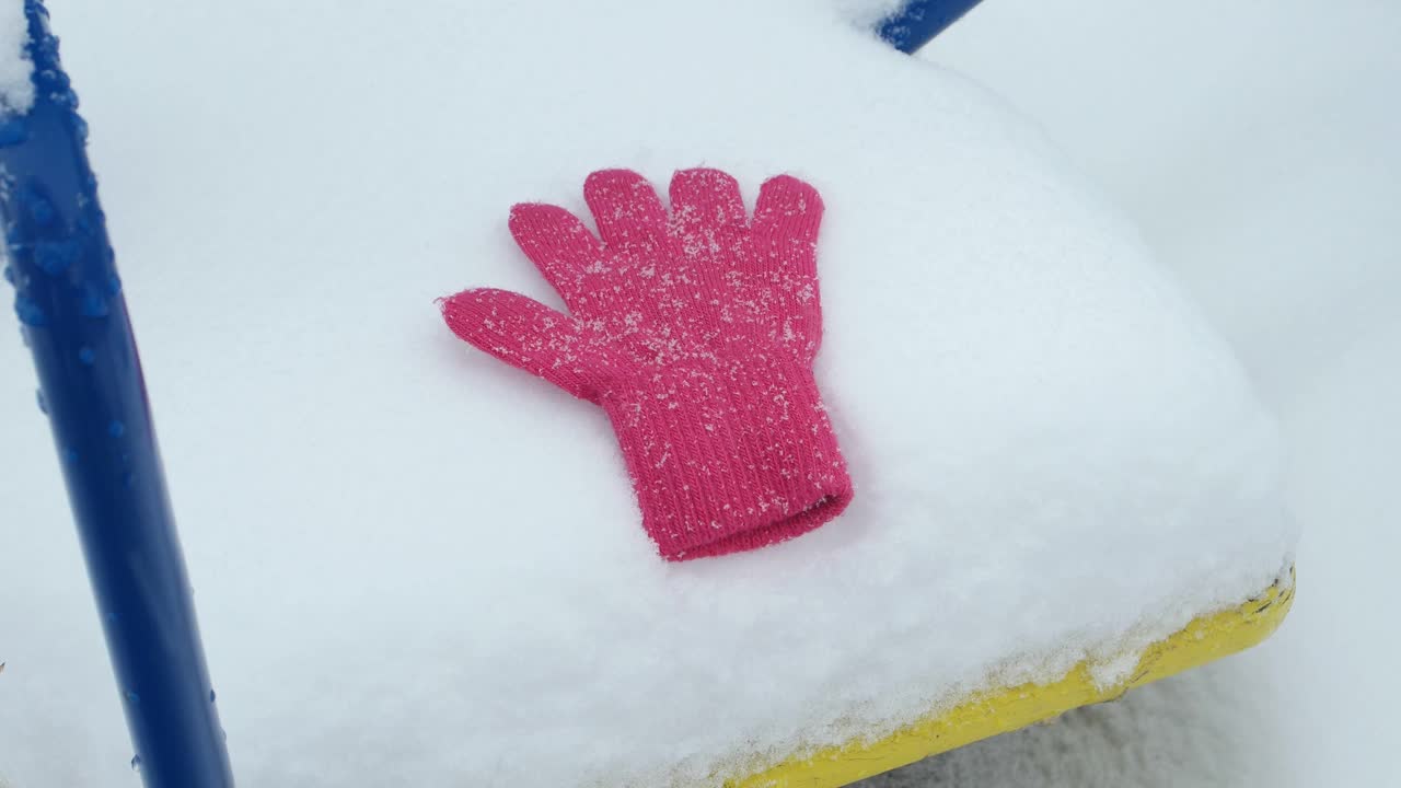 雪花落在粉红色的小手套上，时间流逝视频素材