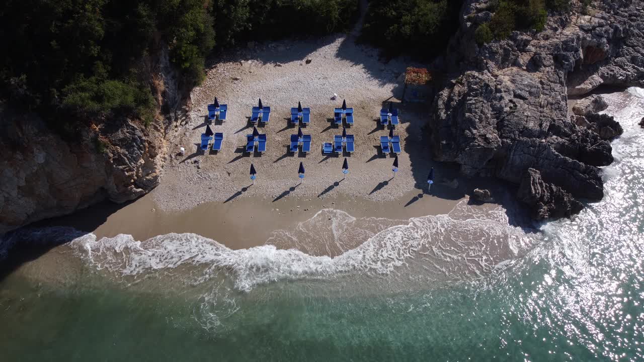 美丽的海景。阿尔巴尼亚爱奥尼亚海海岸的海滩，从无人机的视野视频素材