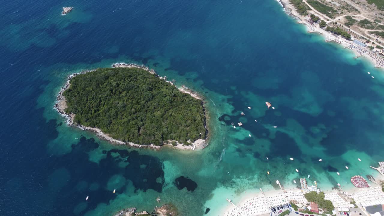 美丽的海景。阿尔巴尼亚爱奥尼亚海海岸的海滩，从无人机的视野视频素材