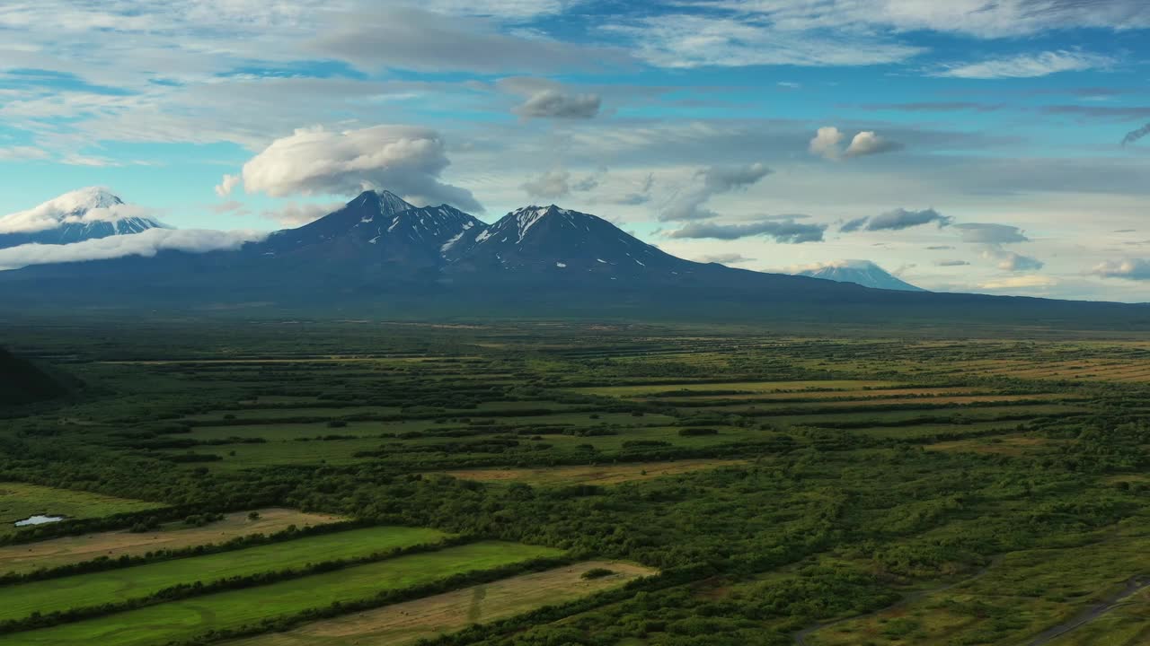 海滩上有黑色的沙子和火山视频素材