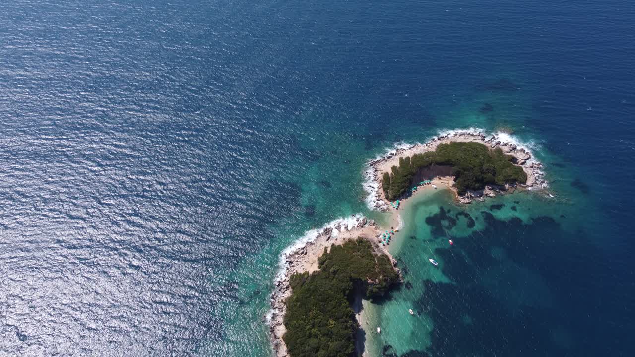 美丽的南阿尔巴尼亚海岸线，小山和山脉之上的蓝色蔚蓝的大海视频素材