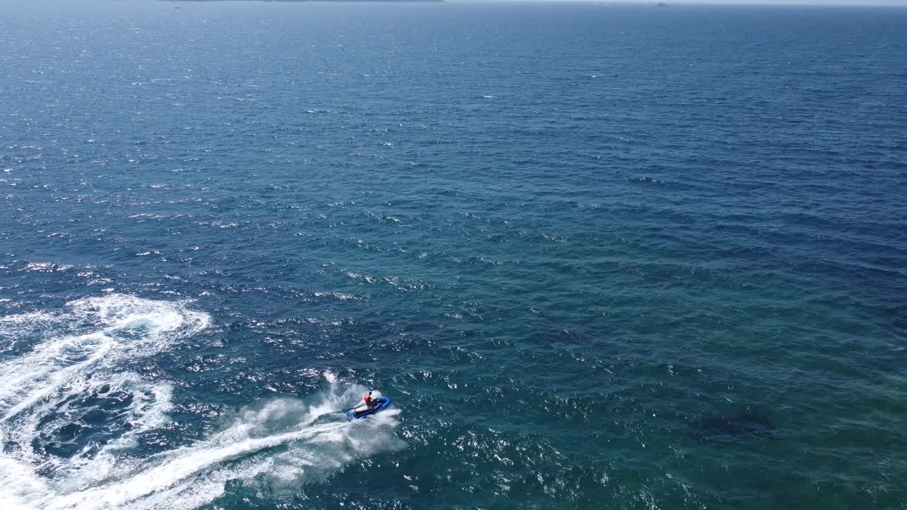 鸟瞰图的人超速水上摩托艇旅游景点异国情调的热带岛屿海岸海滩。岛。极限运动。度假旅行旅游体育景点天堂。冒险的概念视频素材