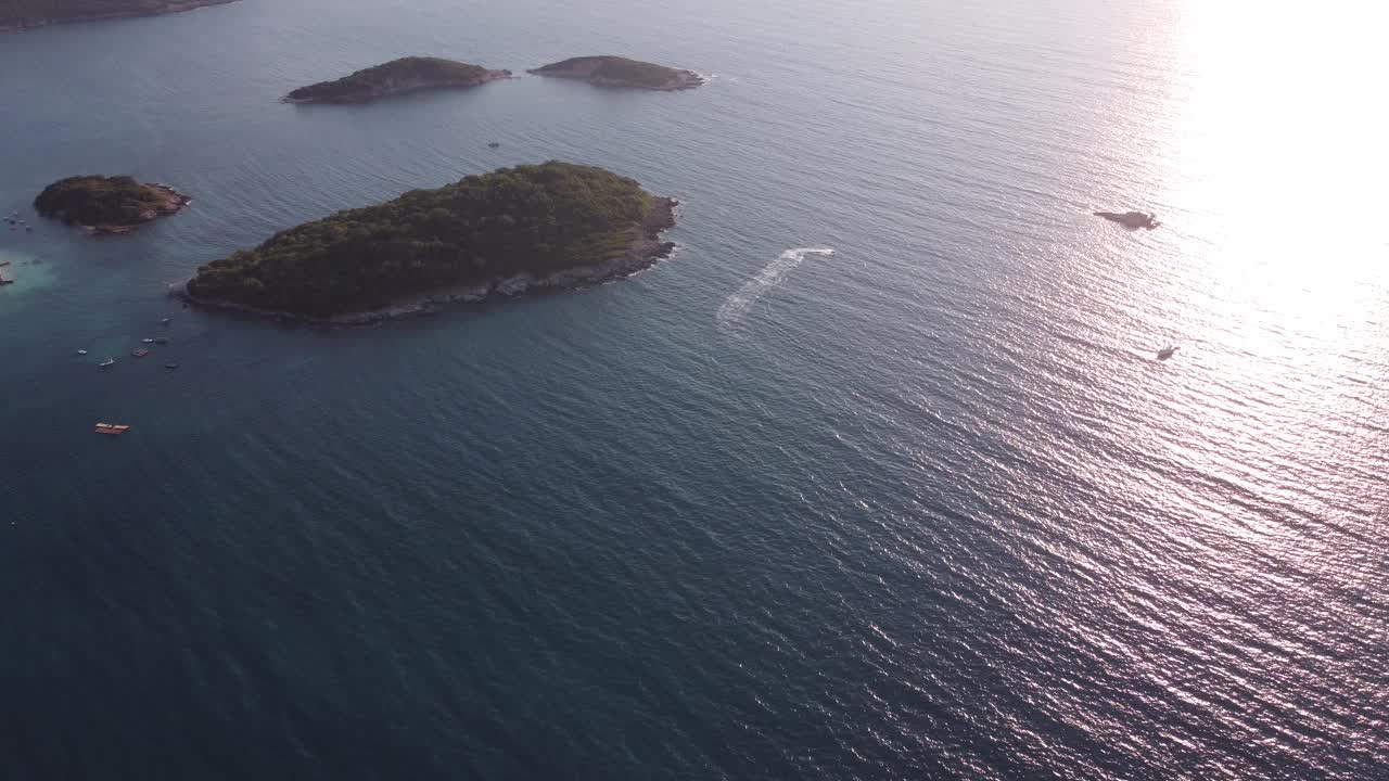 美丽的南阿尔巴尼亚海岸线，小山和山脉之上的蓝色蔚蓝的大海视频素材