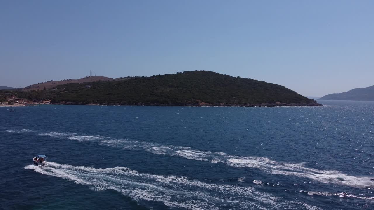 鸟瞰图的人超速水上摩托艇旅游景点异国情调的热带岛屿海岸海滩。岛。极限运动。度假旅行旅游体育景点天堂。冒险的概念视频素材