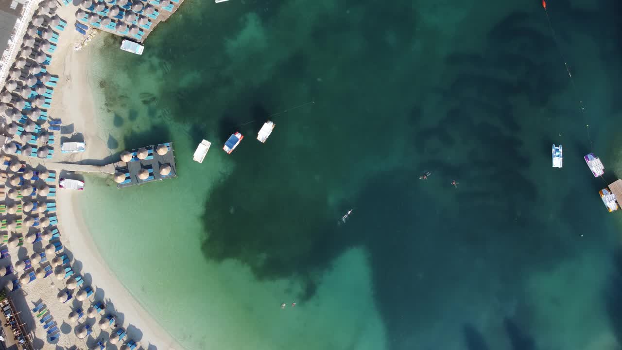 美丽的海景。阿尔巴尼亚爱奥尼亚海海岸的海滩，从无人机的视野视频素材