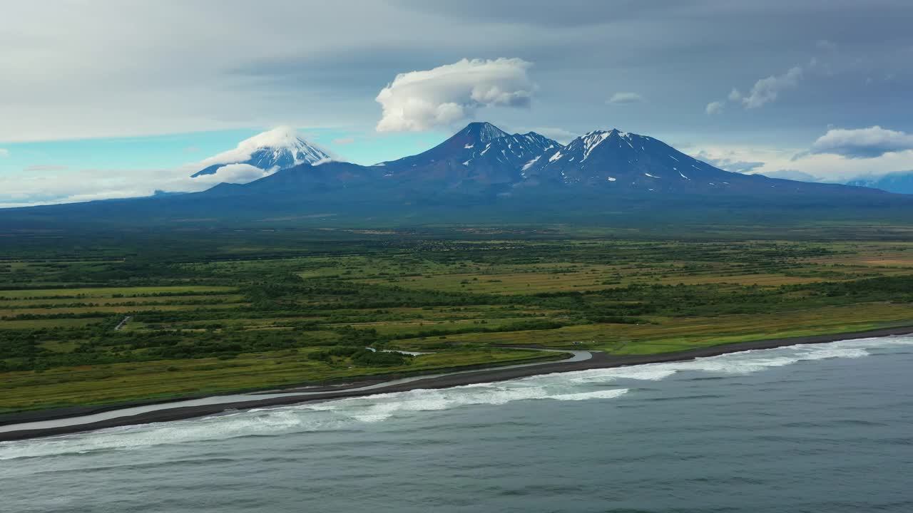 海滩上有黑色的沙子和火山视频素材