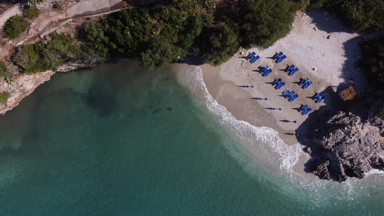 美丽的海景。阿尔巴尼亚爱奥尼亚海海岸的海滩，从无人机的视野视频素材