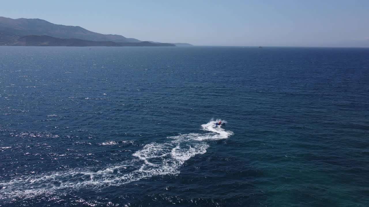 鸟瞰图的人超速水上摩托艇旅游景点异国情调的热带岛屿海岸海滩。岛。极限运动。度假旅行旅游体育景点天堂。冒险的概念视频素材