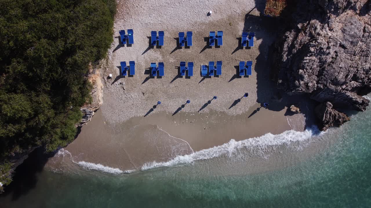 美丽的海景。阿尔巴尼亚爱奥尼亚海海岸的海滩，从无人机的视野视频素材