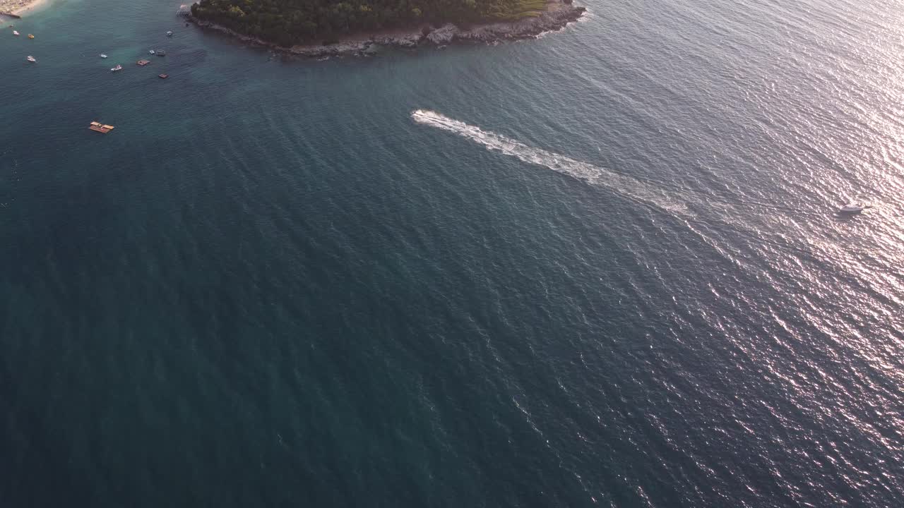 鸟瞰图的人超速水上摩托艇旅游景点异国情调的热带岛屿海岸海滩。岛。极限运动。度假旅行旅游体育景点天堂。冒险的概念视频素材