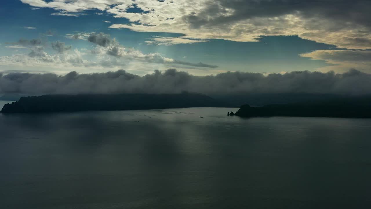 堪察加半岛海岸上空的云层视频素材