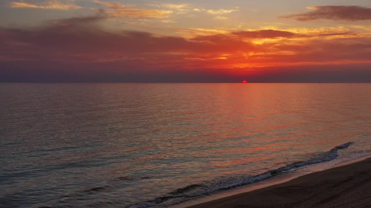 日落时的海滩和平静的海面视频素材