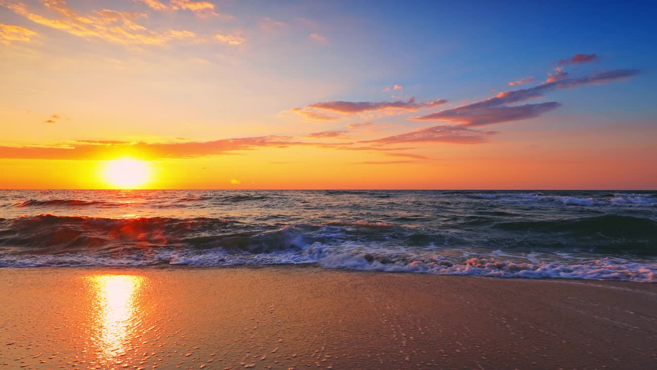 海边和海滩上美丽的日出。海浪和沙滩。视频素材