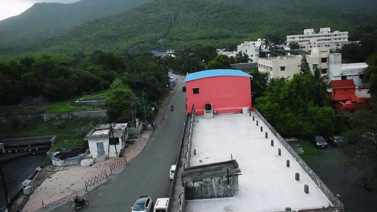 清晨，吉纳尔山云雾笼罩的朱纳加德市街道。Junagadh,印度古吉拉特邦视频素材