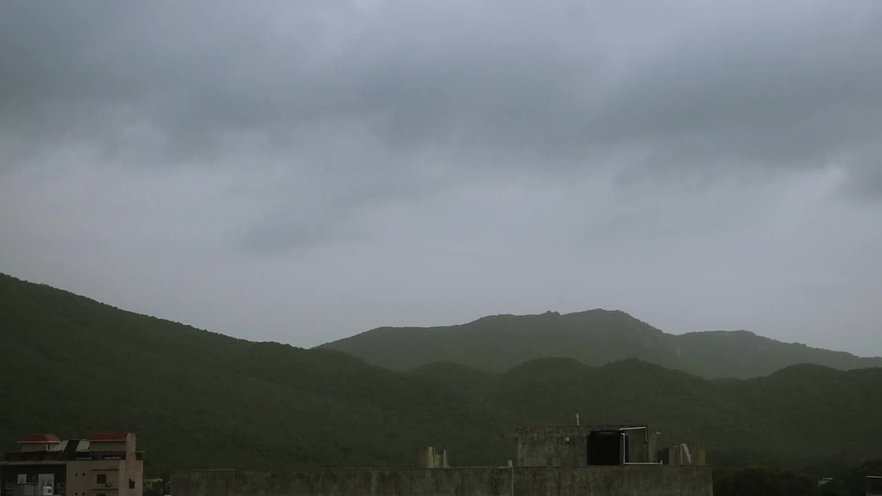 清晨，印度古吉拉特邦的Junagadh, Bhavnath寺庙与Girnar山脉的景色视频素材