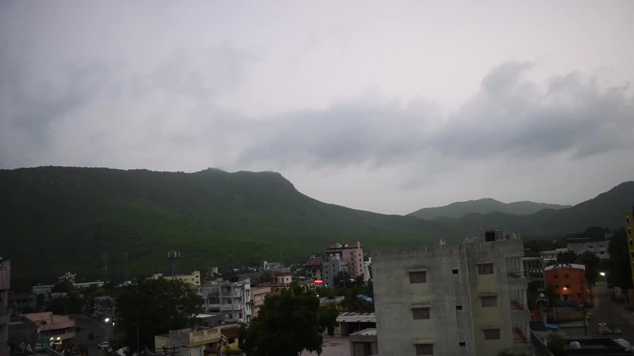 清晨，印度古吉拉特邦的Junagadh, Bhavnath寺庙与Girnar山脉的景色视频素材